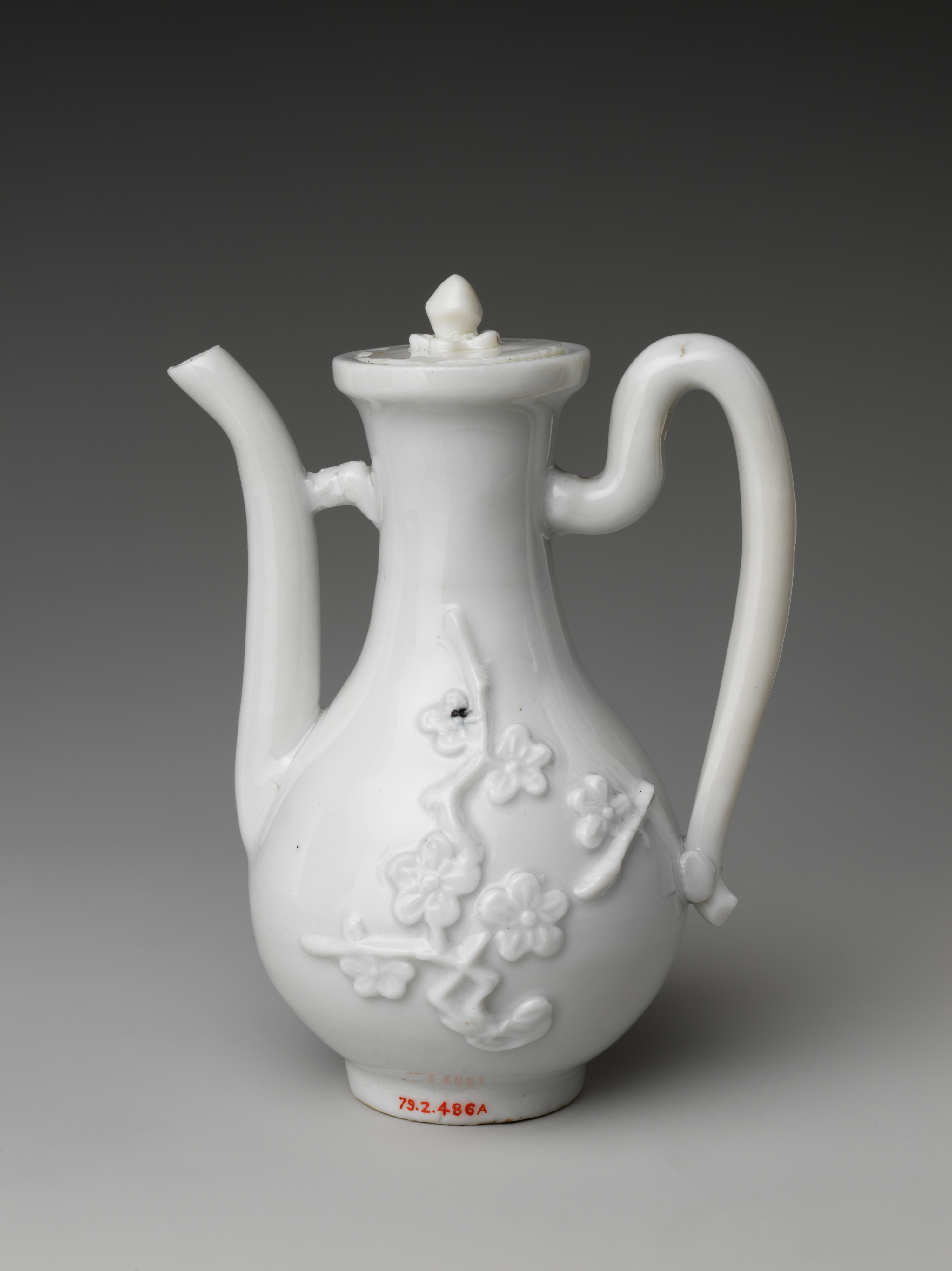 Dehua Blanc de Chine covered ewer with prunus sprays, early 18th century, Metropolitan Museum 79.2.486 — utilitarian forms representing Tier V–VII