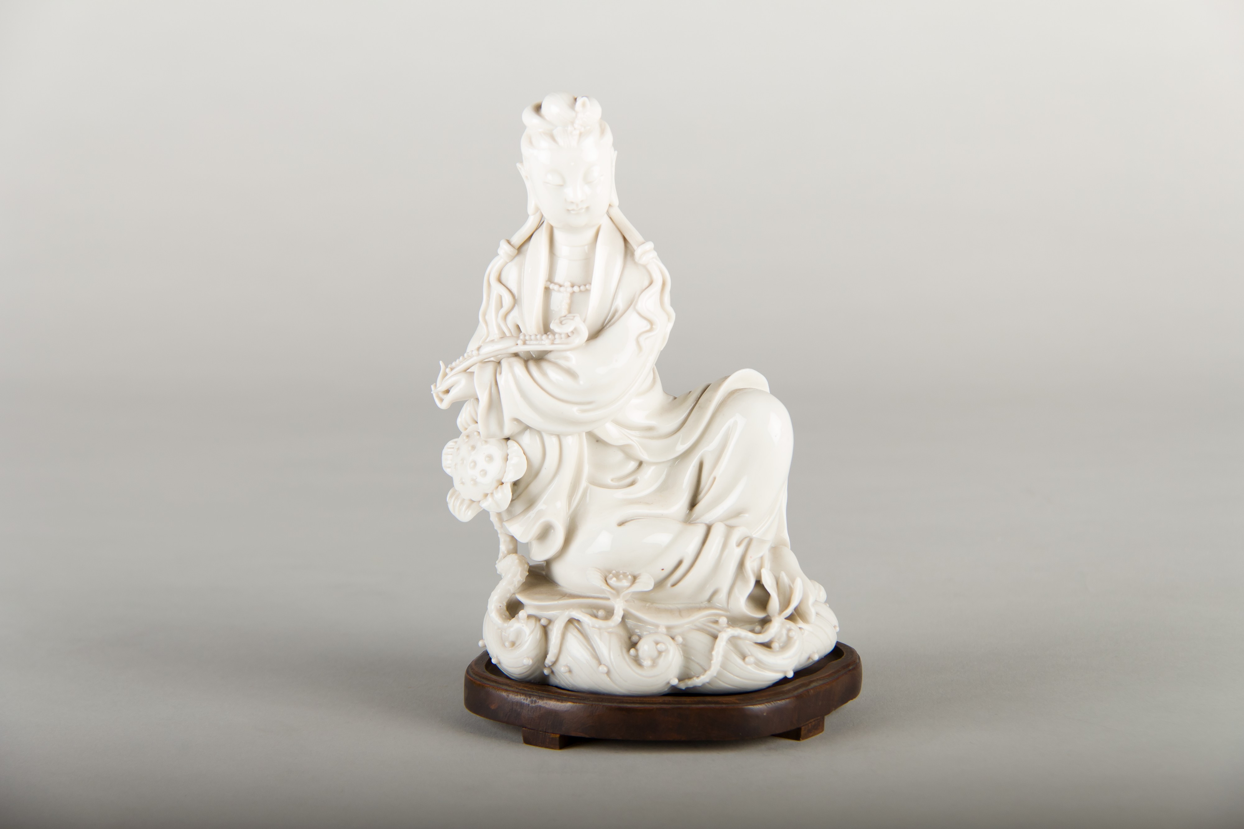 Figure of Bodhisattva Guanyin — Front view, The Metropolitan Museum of Art, 1971.180.245, Blanc de Chine
