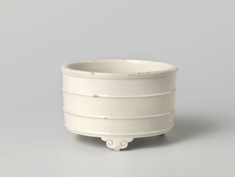 Incense burner with incised geometric pattern and three ruyi-shaped feet — Incense burner with ruyi feet, Rijksmuseum, AK-RBK-15950, Blanc de Chine