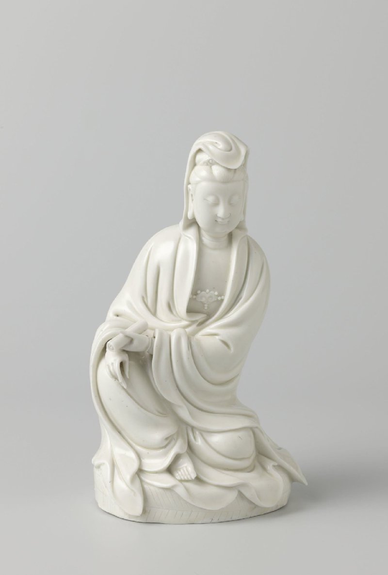 Figure of a seated Guanyin holding a scroll — Seated Guanyin with scroll, Rijksmuseum, AK-RBK-15962, Blanc de Chine