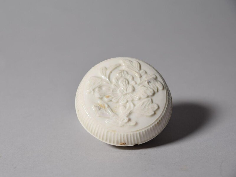 Box and Lid with Peony — Wanli Dehua box and lid, Victoria and Albert Museum, C.352&A-1921, Blanc de Chine
