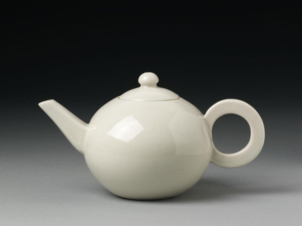 Teapot and Lid — Front view, Victoria and Albert Museum, CIRC.62-1931, Blanc de Chine