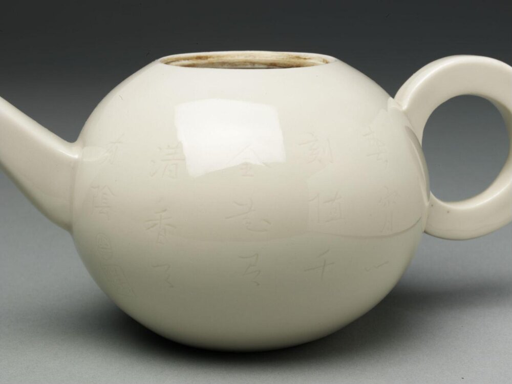 Teapot and Lid — Xuande mark detail, Victoria and Albert Museum, CIRC.62-1931, Blanc de Chine
