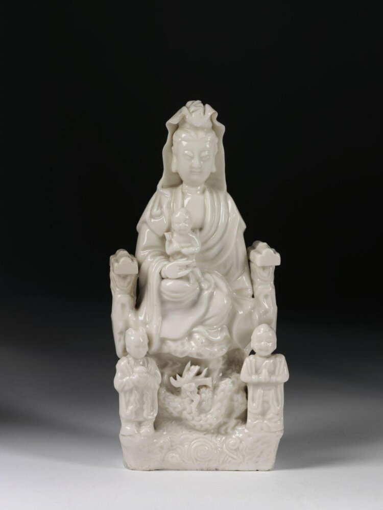 Figure of Guanyin — Front view, Victoria and Albert Museum, FE.20-1970, Blanc de Chine
